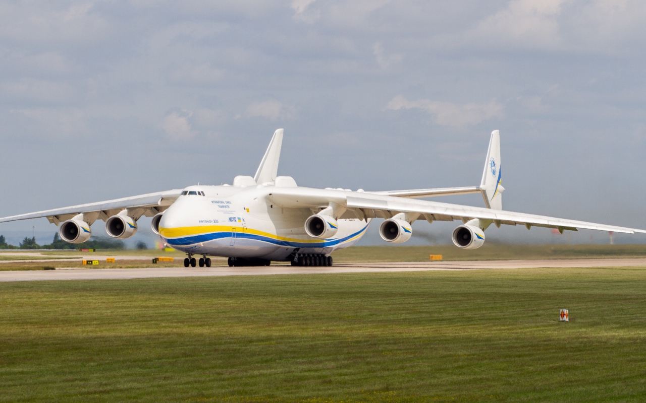Самолет  АН-225 « Мрия» в аэропорту Праги
