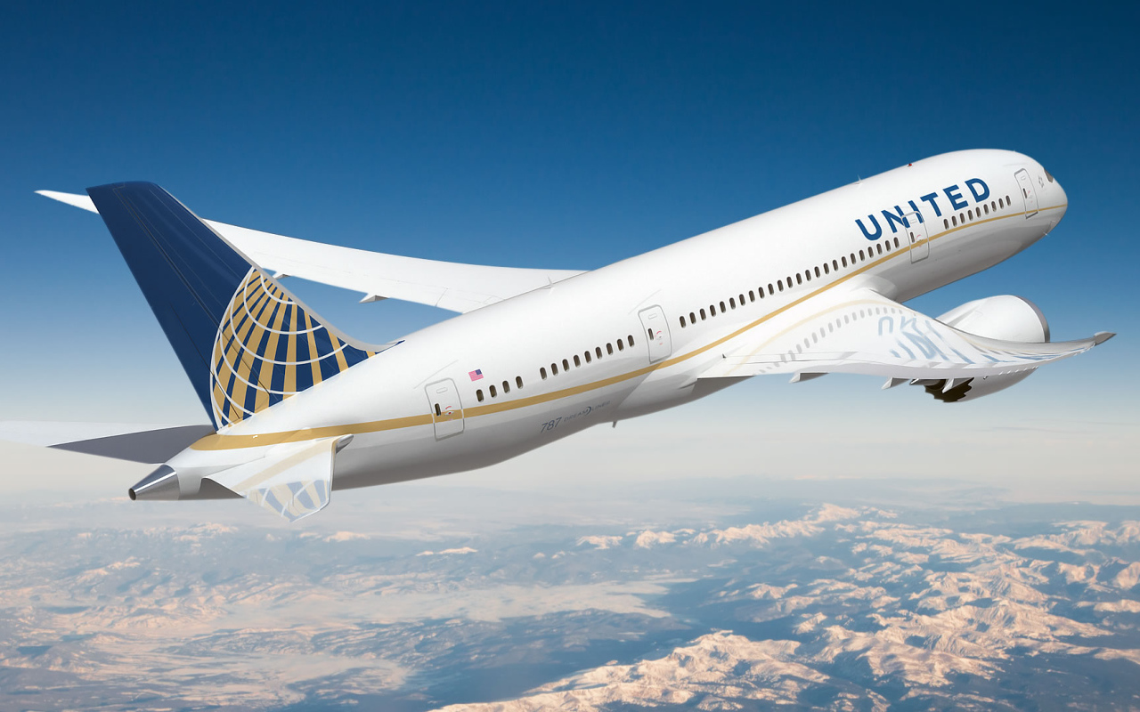 Пассажирский самолет авиакомпании United Airlines 
