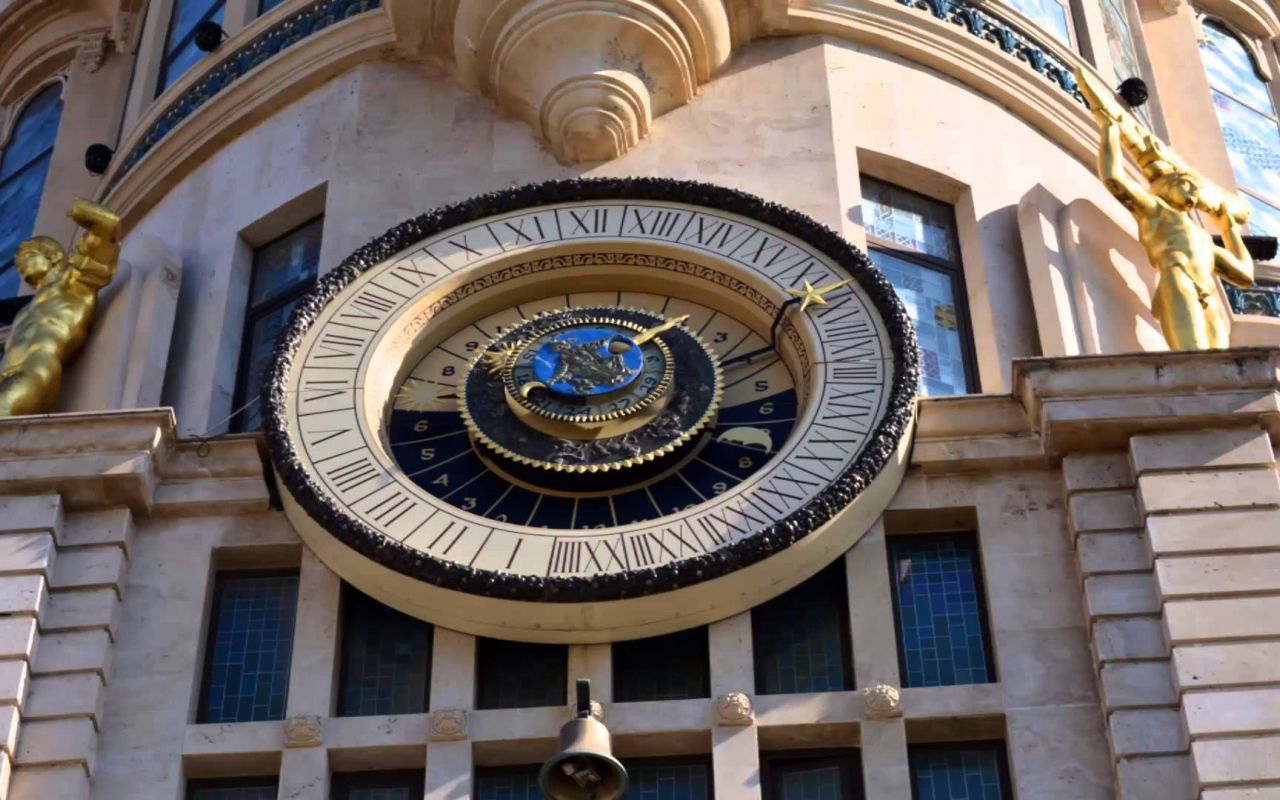 Астрономические часы в старом здании на площади Европы Батуми 