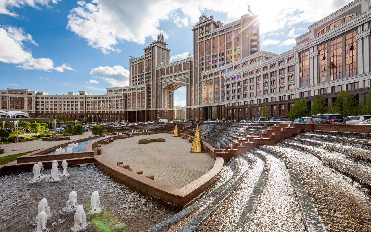 Красивое здание «Казмунай Газ»  город Астана 