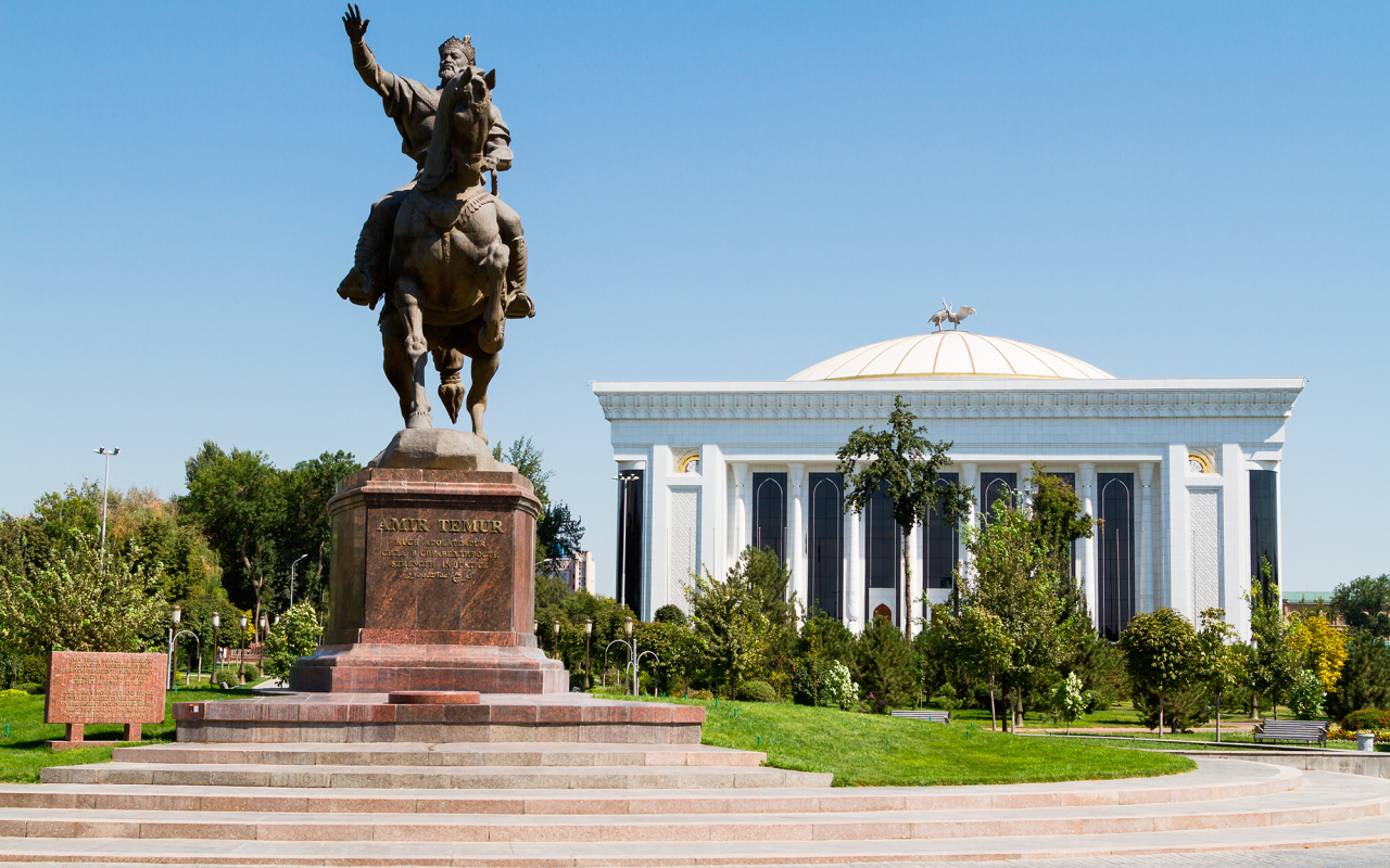 Центральный  парк Ташкента памятник Амиру Тимуру  