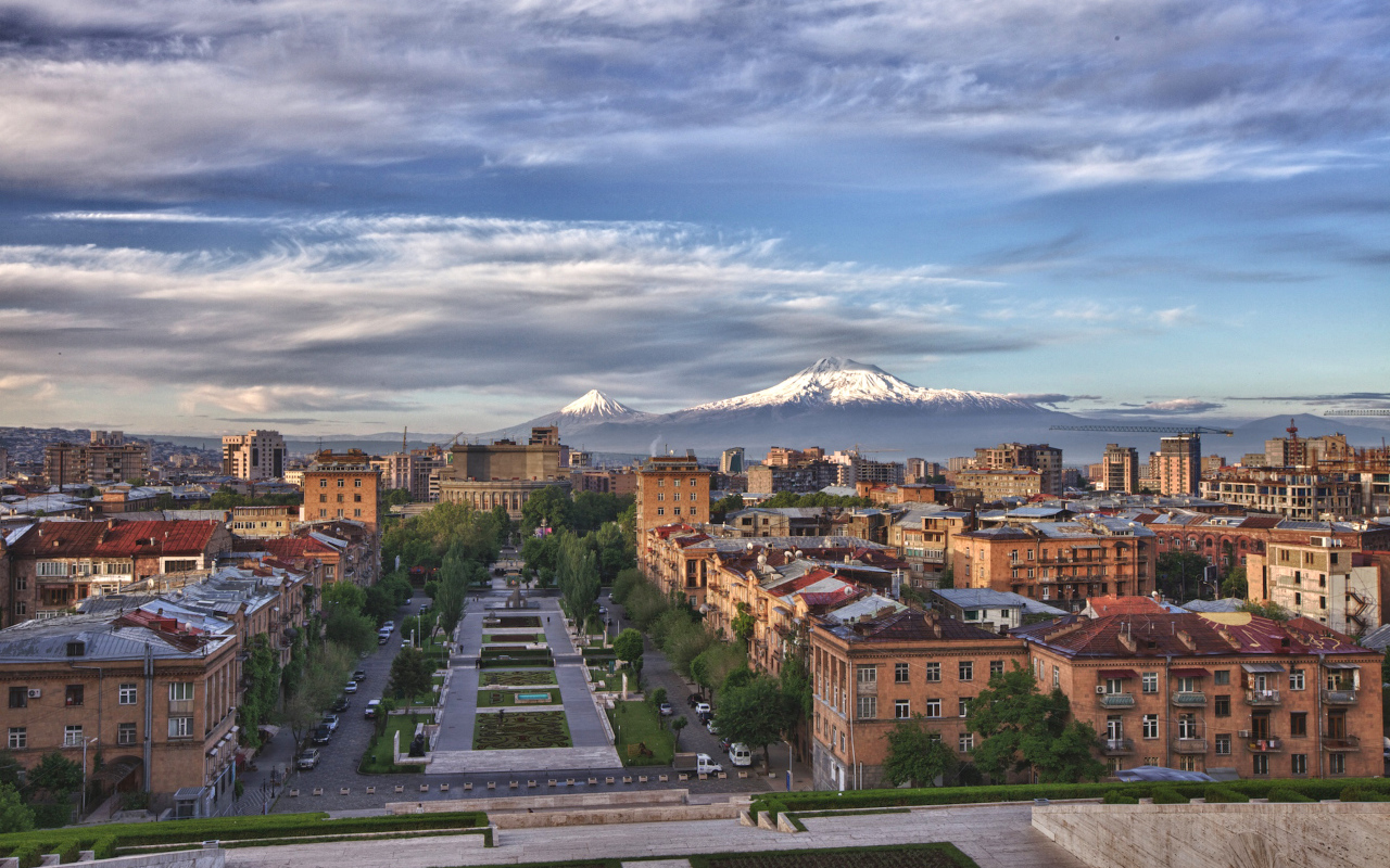 Город Ереван на фоне горы Арарат 