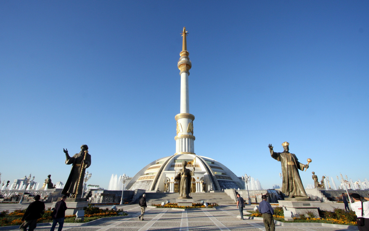 Монумент Независимости Туркменистана  город Ашхабад 