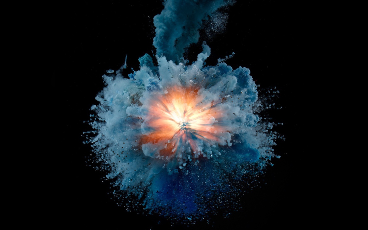 Взрыв с синим дымом на черном фоне 
