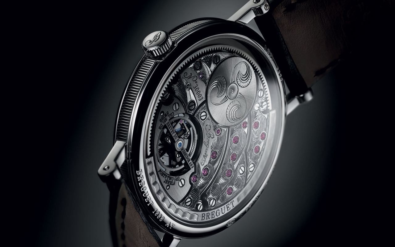 Стильные часы Breguet на черном фоне 