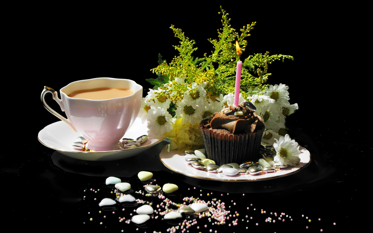 Чашка кофе и праздничный кекс на столе 