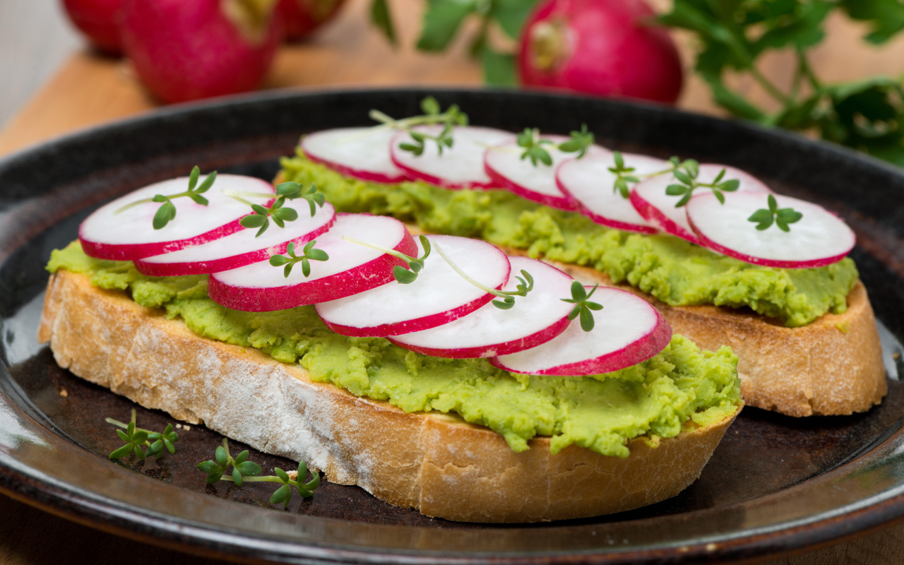 Аппетитный бутерброд с редисом