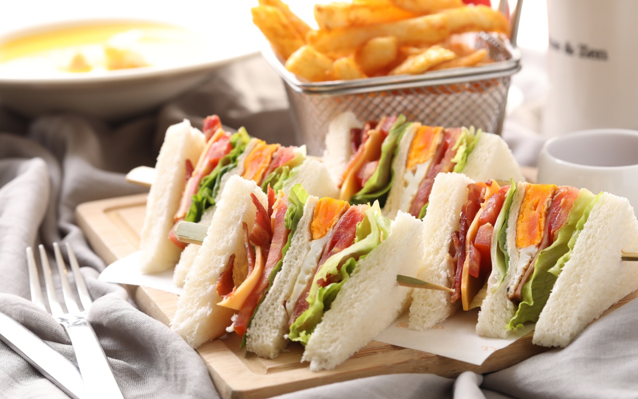 Аппетитные сэндвичи к завтраку на столе 