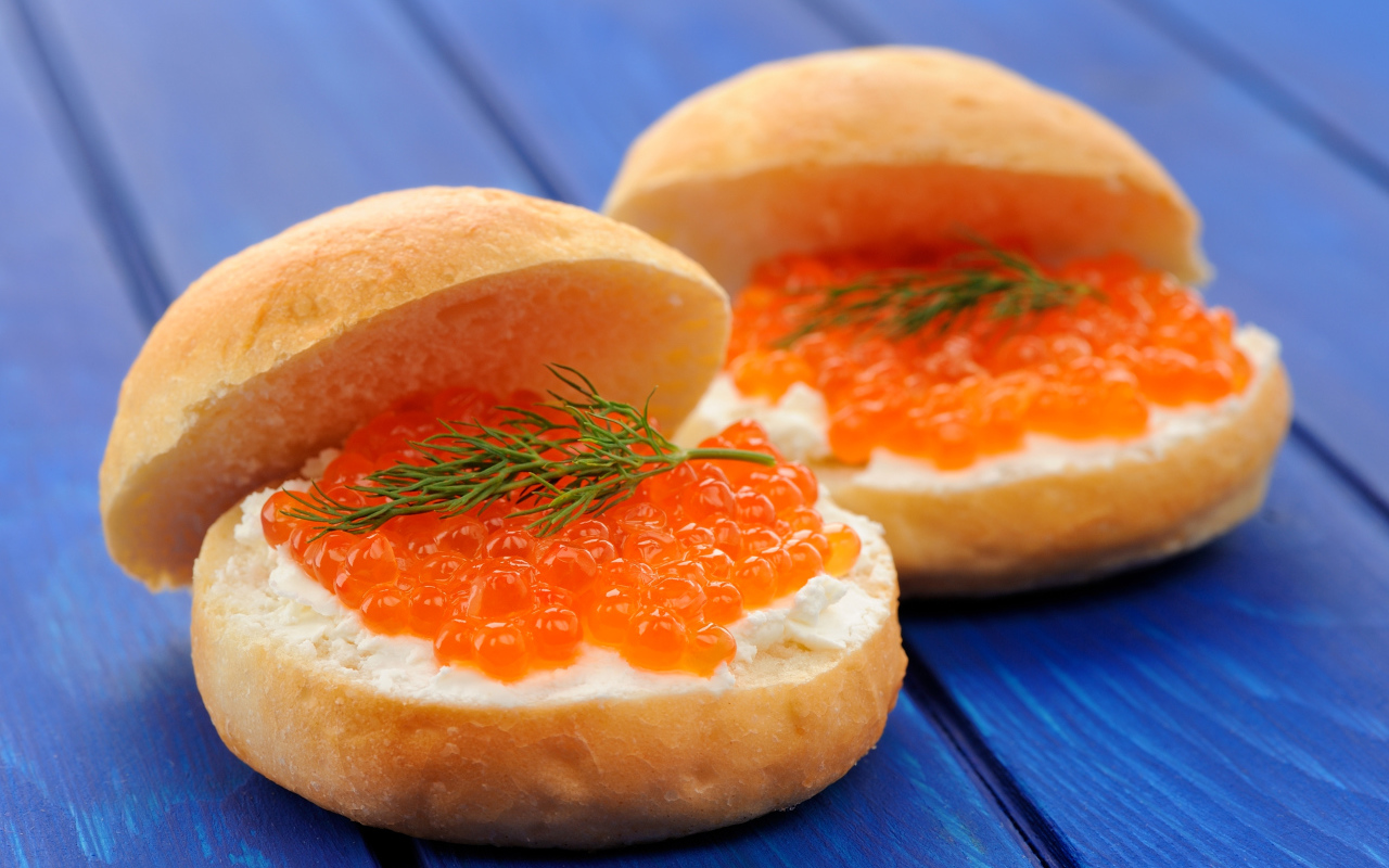 Булочки с красной икрой и сыром 