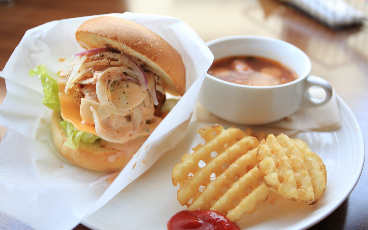 Гамбургер картошка фри и чашка кофе на завтрак