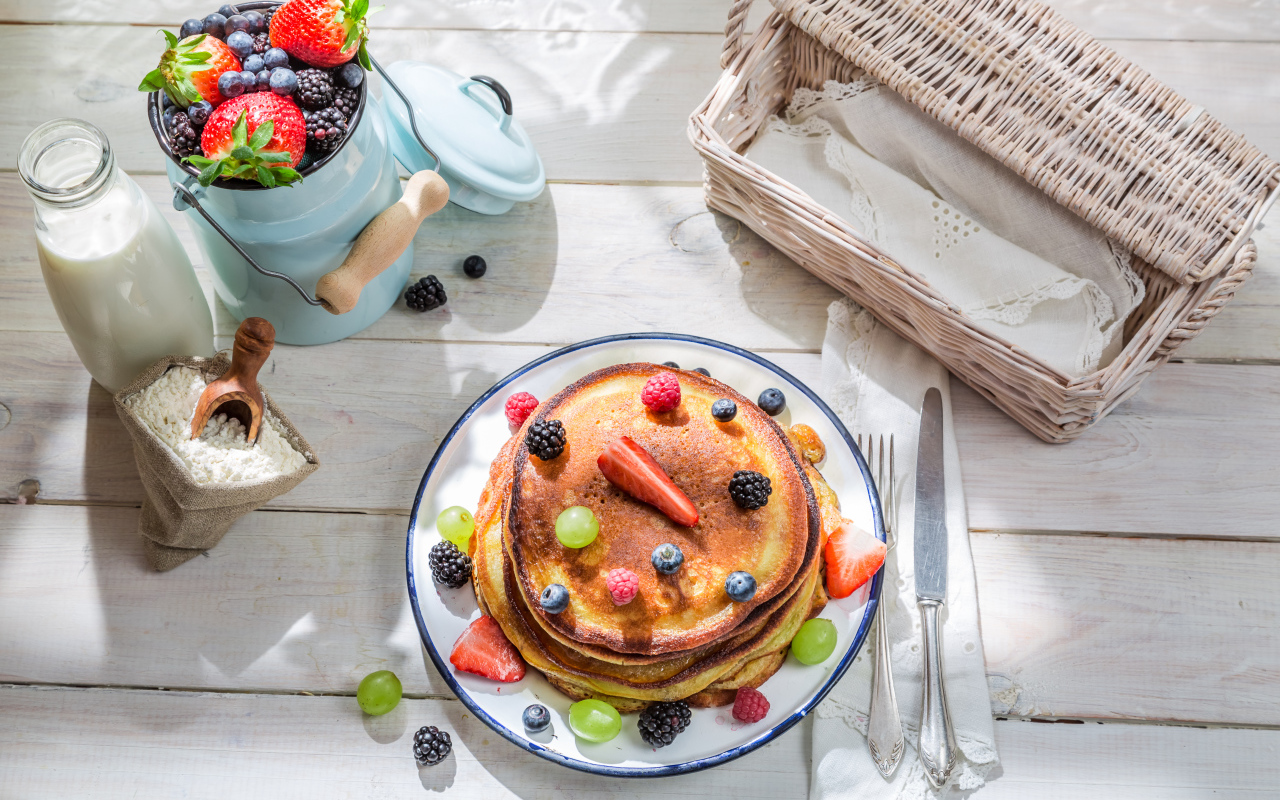 Оладьи с ягодами и молочными продуктами на завтрак 