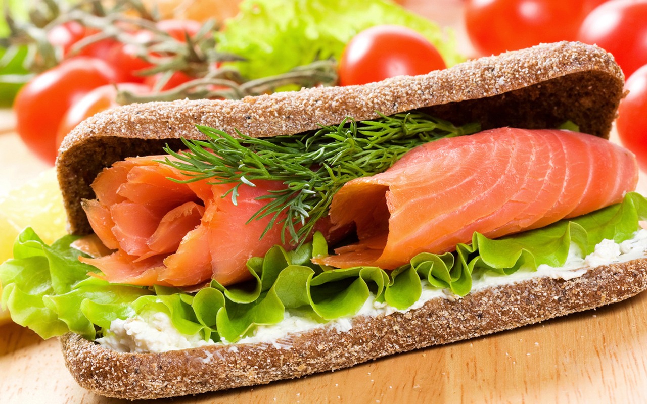 Сэндвич с зеленью и красной рыбой 