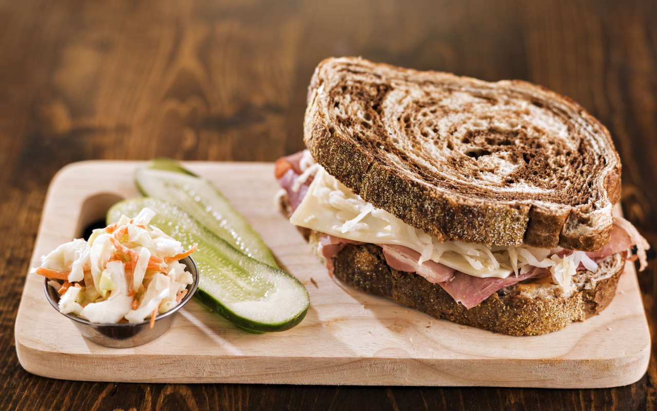 Сэндвич с овощами на разделочной доске 