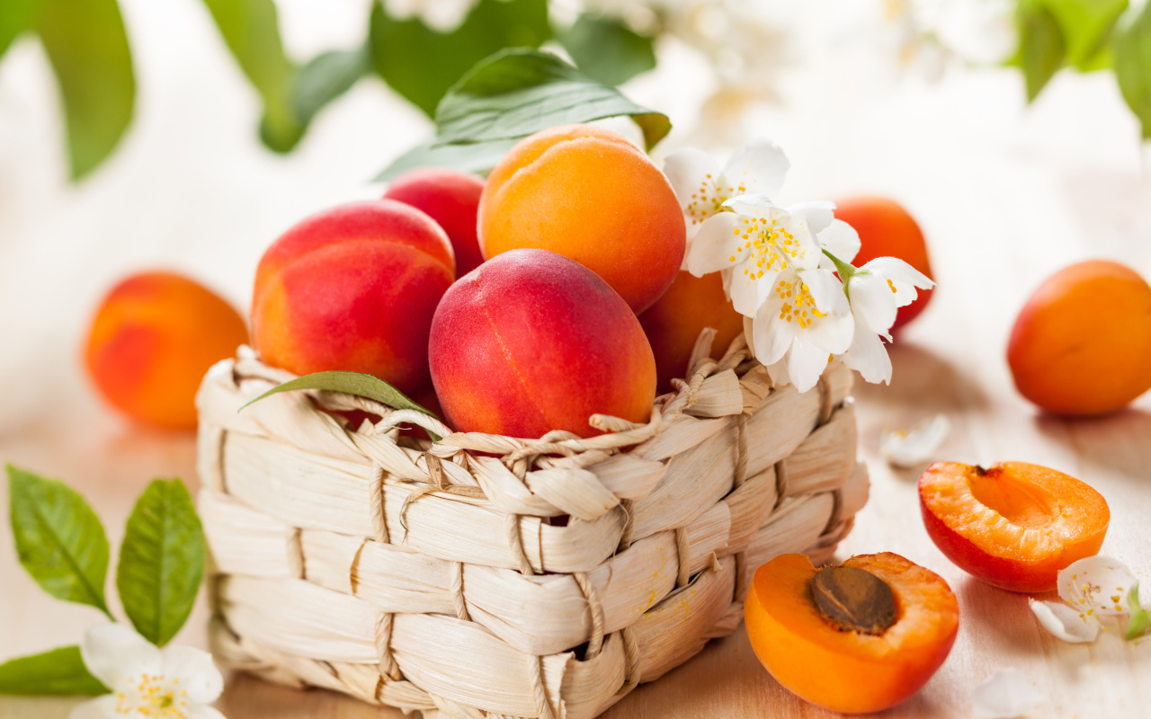 Аппетитные спелые персики в корзине на столе