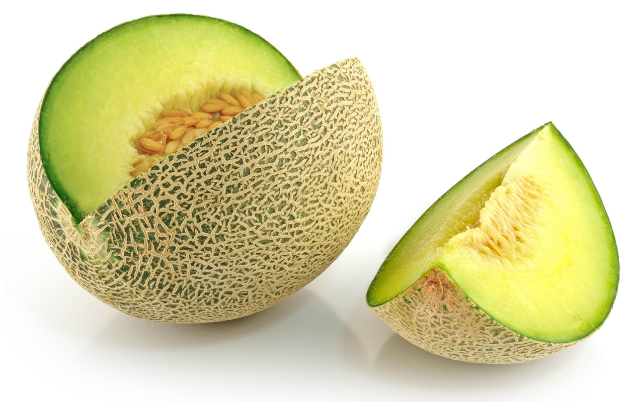 Ароматная дыня крупным планом на белом фоне