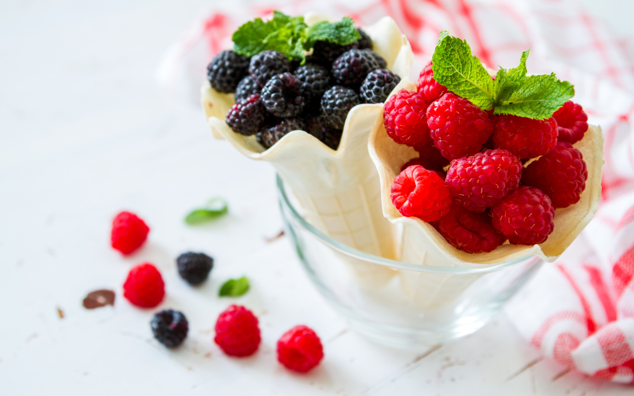 Свежие ягоды малины и ежевики в вафельных стаканчиках