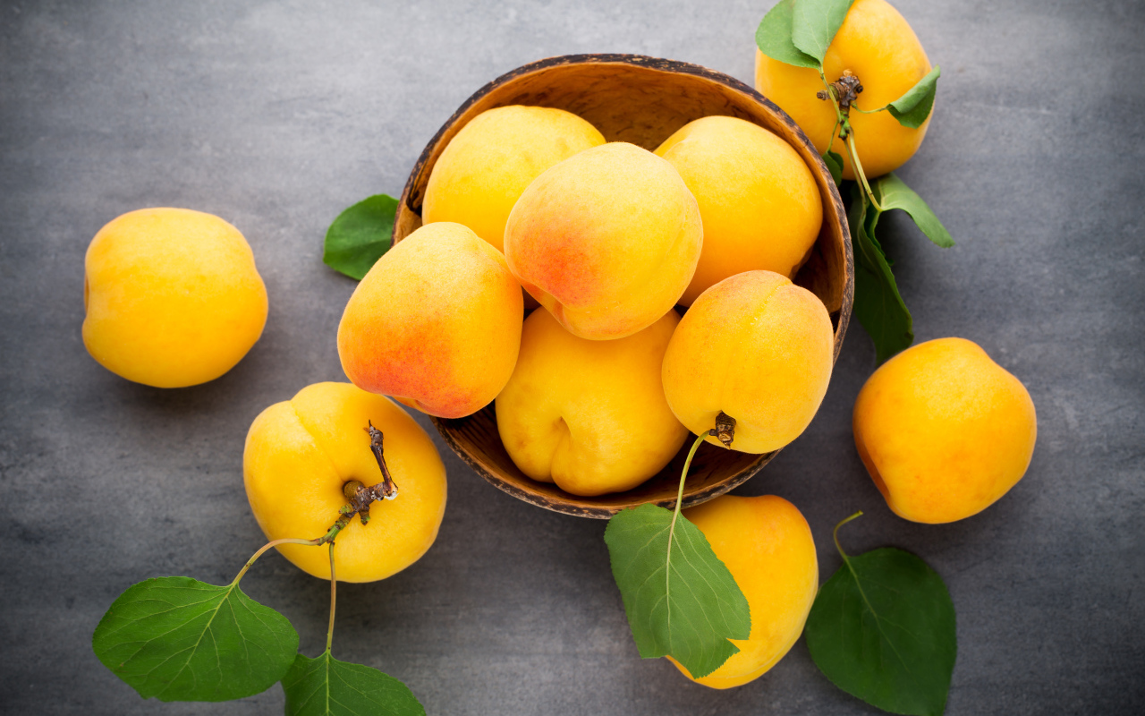 Крупные свежие желтые абрикосы на столе