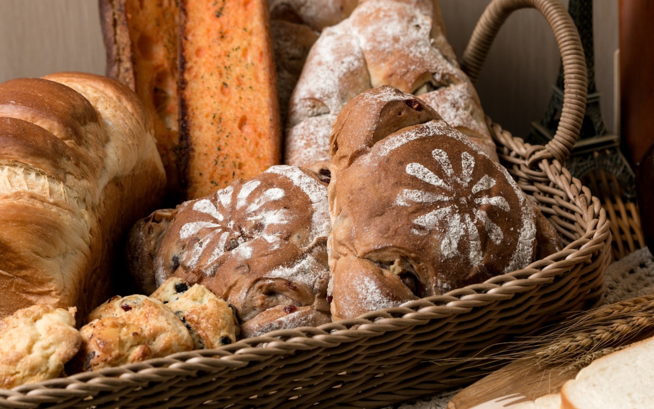 Свежие хлебобулочные изделия в плетеной корзине