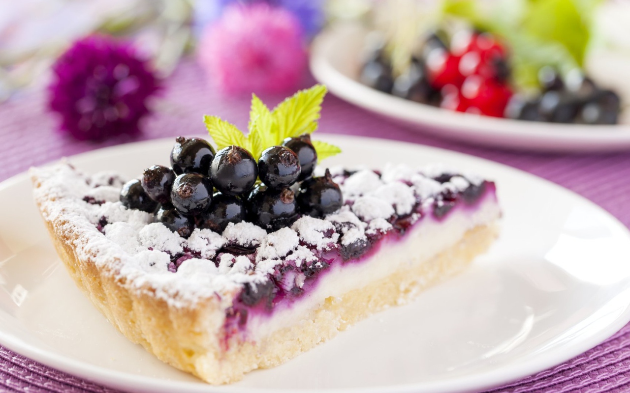 Кусок пирога с черной смородиной и сахарной пудрой
