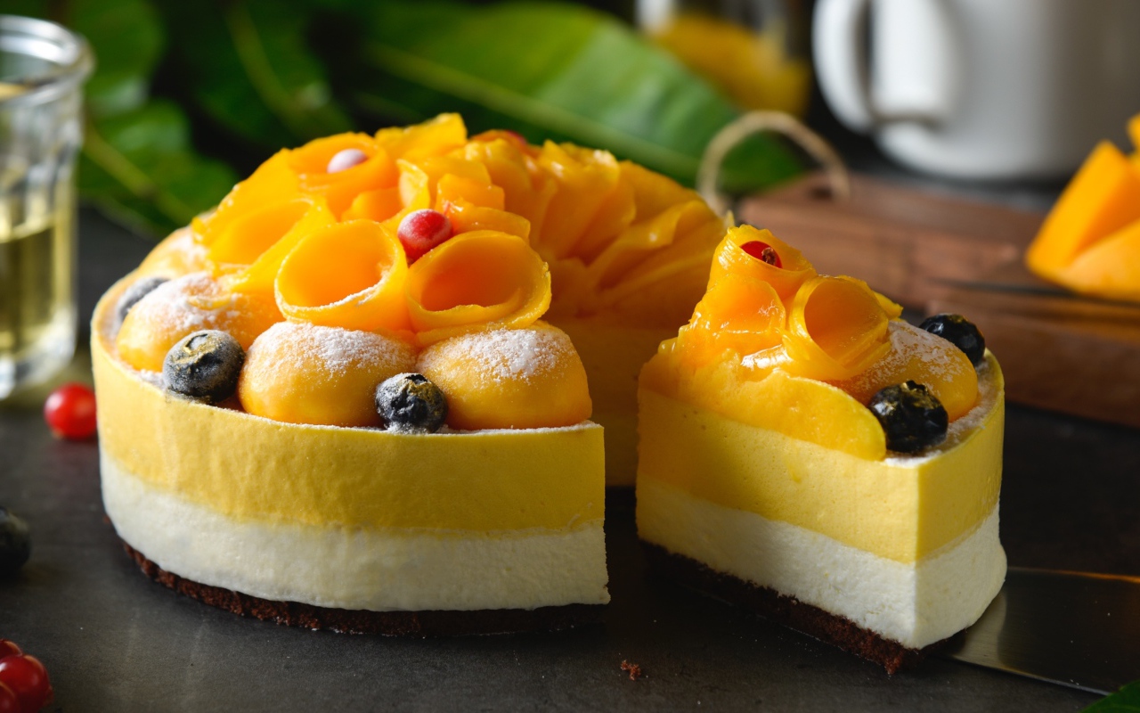 Аппетитный праздничный торт с персиками