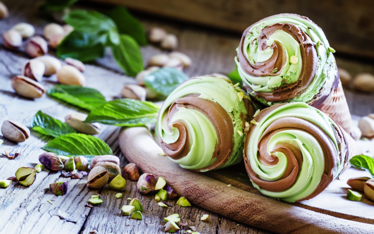 Аппетитное мятно - фисташковое мороженое 