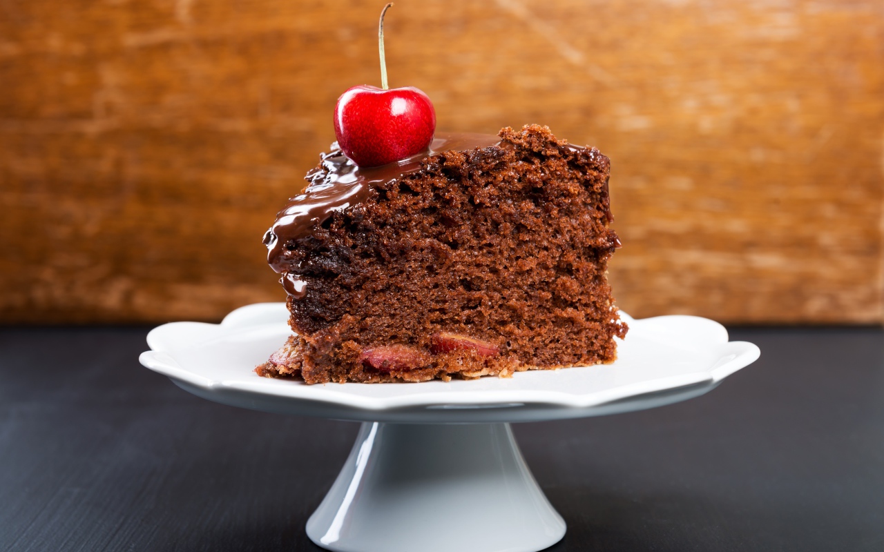 Аппетитный кусок пирога с шоколадом и ягодой черешни