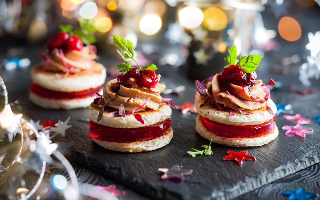 Вкусный десерт с мармеладом и кремом