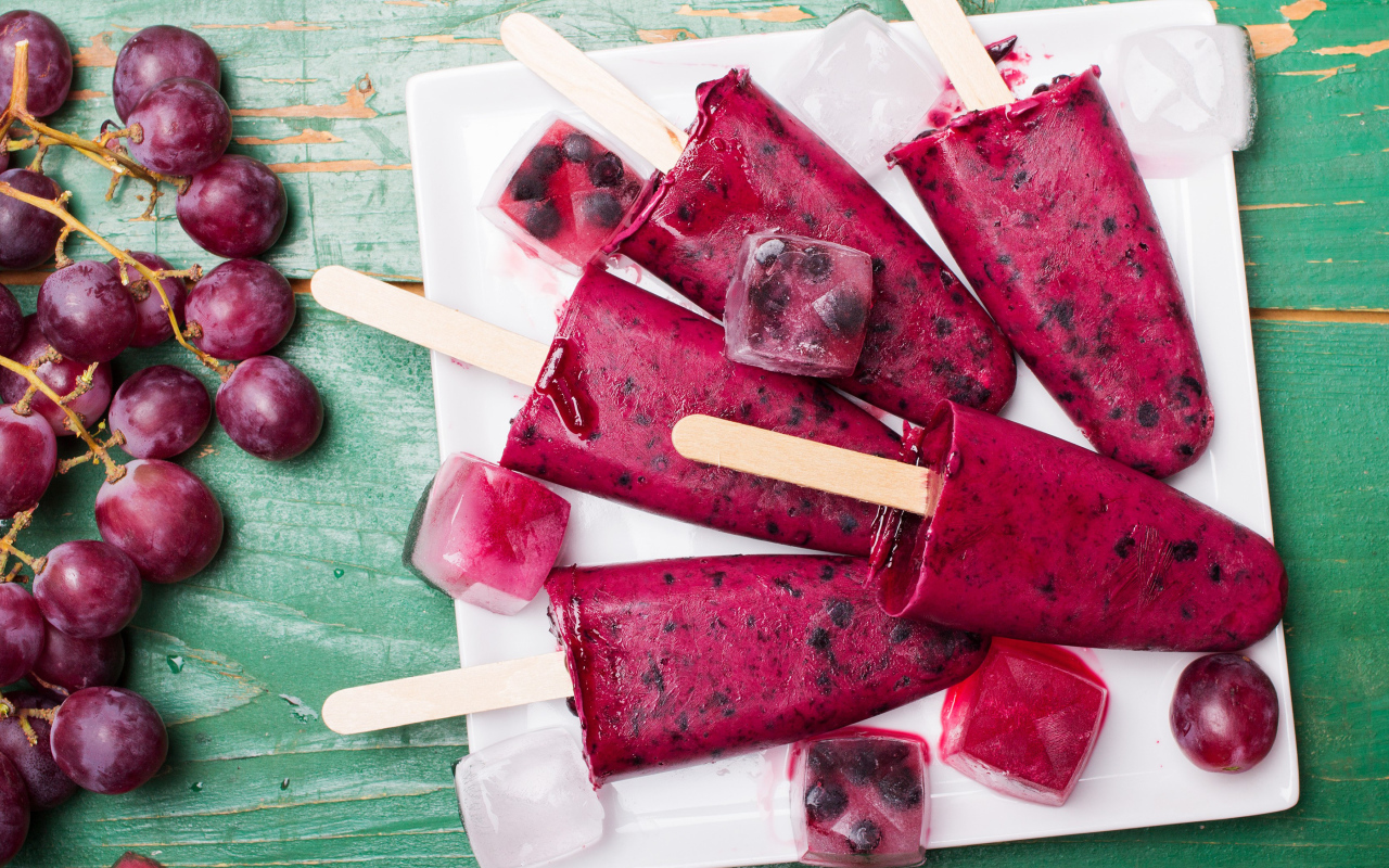 Вкусное фруктовое виноградное мороженое со льдом