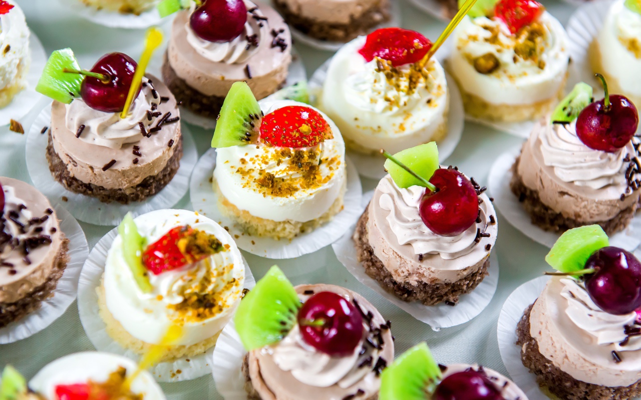 Вкусные сладкие пирожные с ягодами на десерт