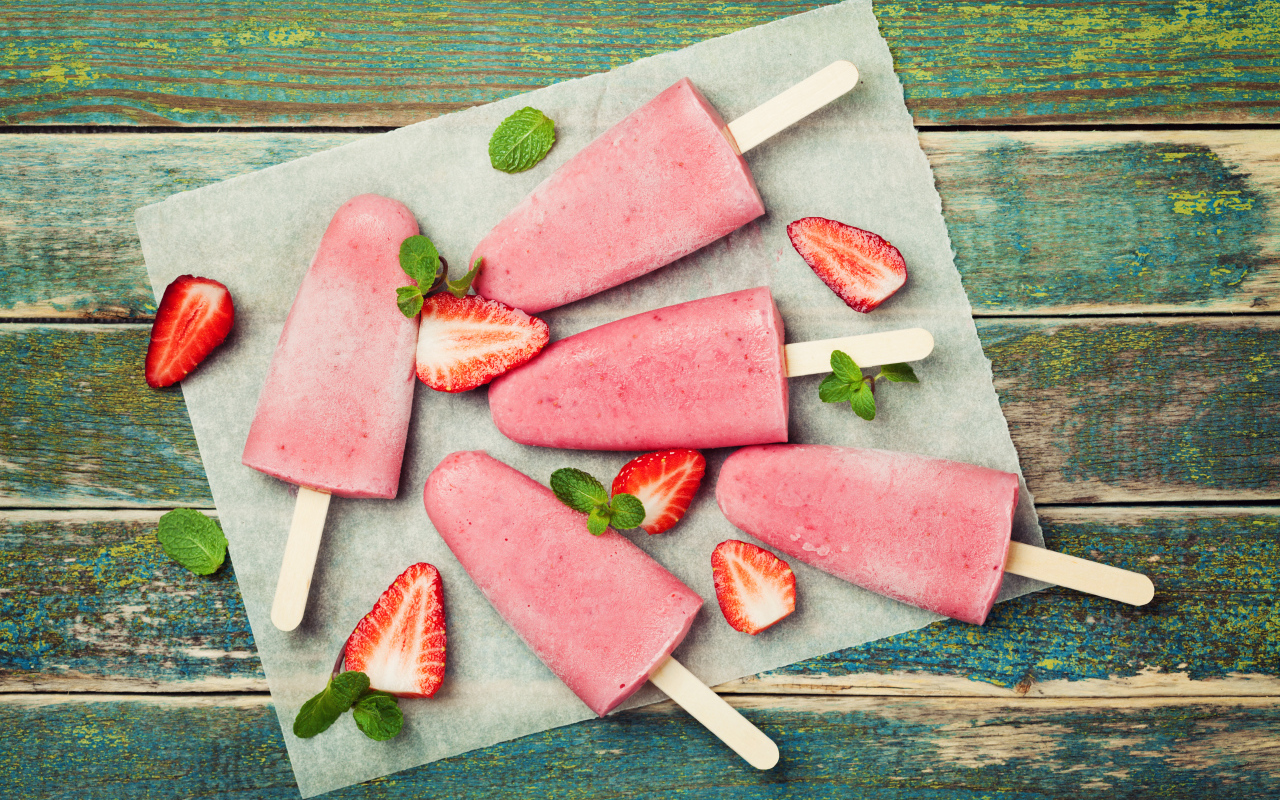 Фруктовое клубничное мороженое на палочке