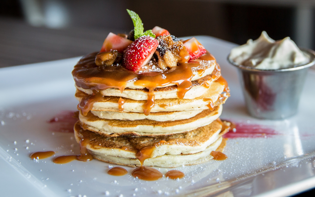 Панкейки со сгущенкой и свежими фруктами 