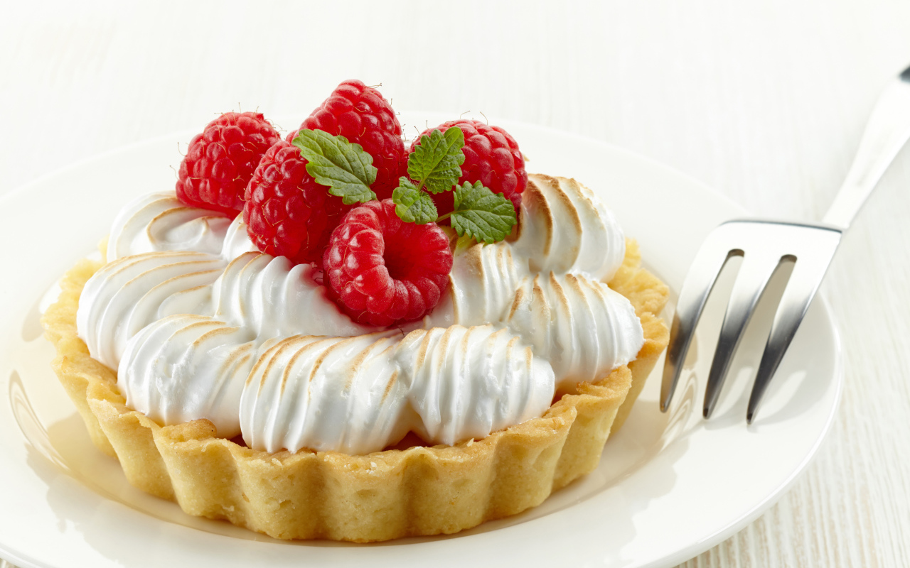 Песочное пирожное со сливками и свежей малиной