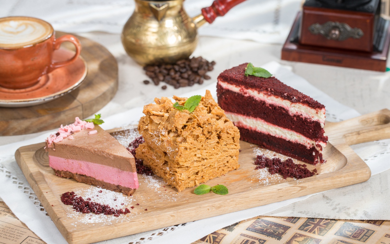 Три аппетитных куска торта на разделочной доске