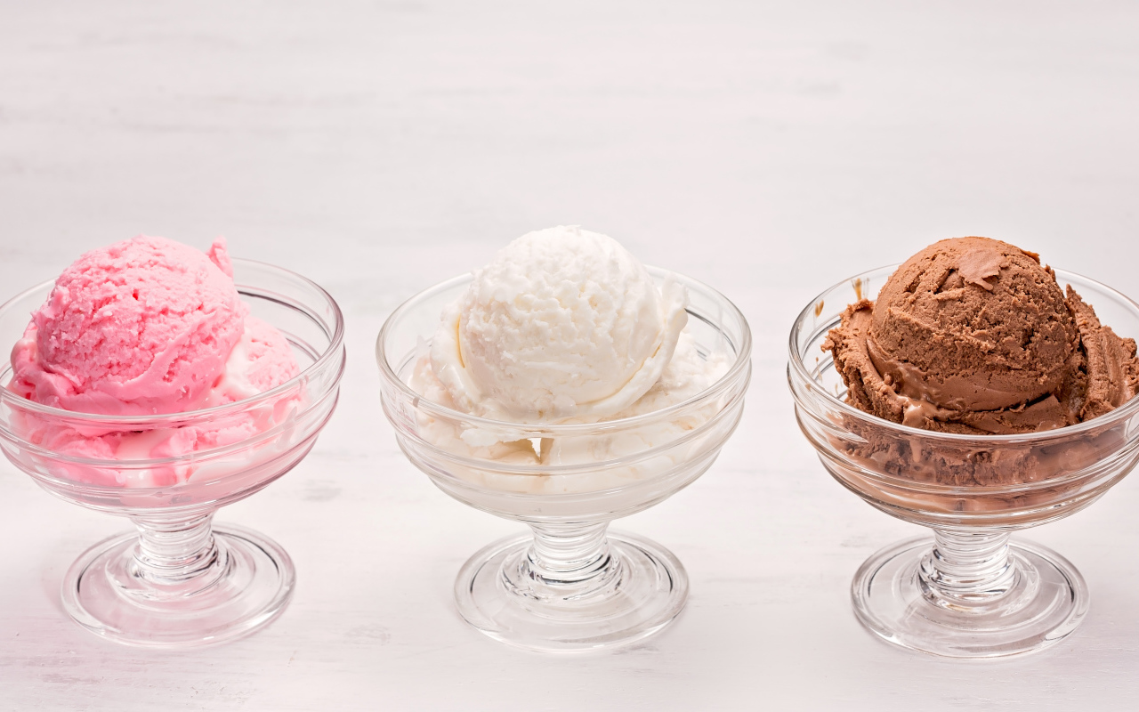 Три креманки с шариками мороженого