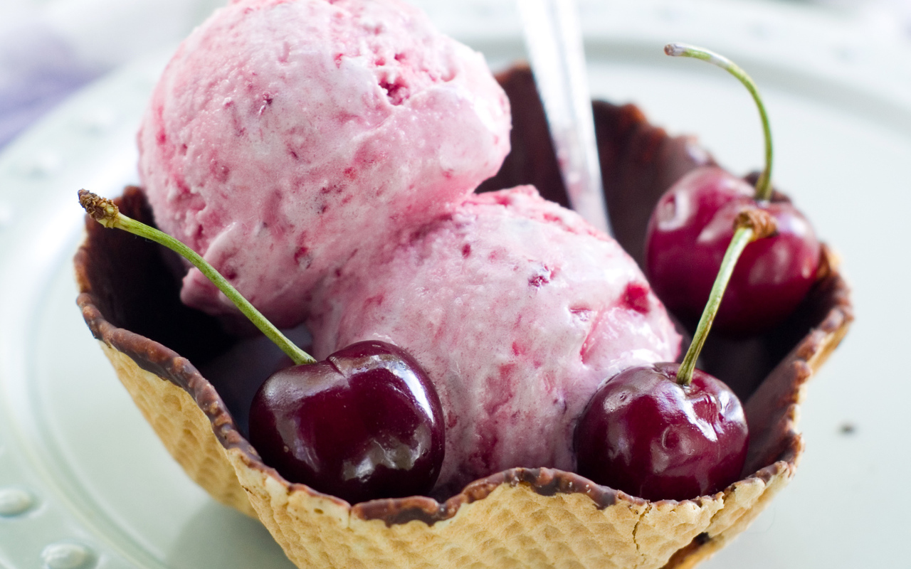 Два шарика вишневого мороженого в вафельной корзинке