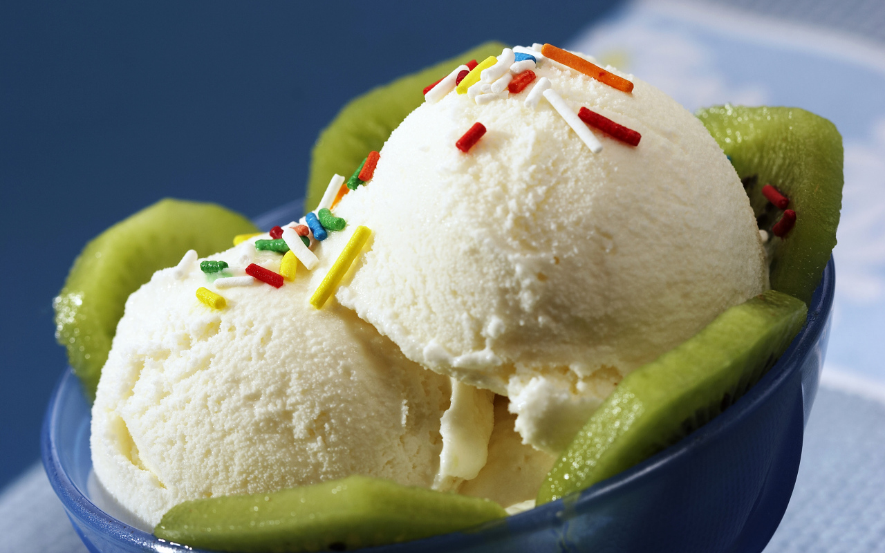 Ванильное мороженое с кусочками киви в синей тарелке