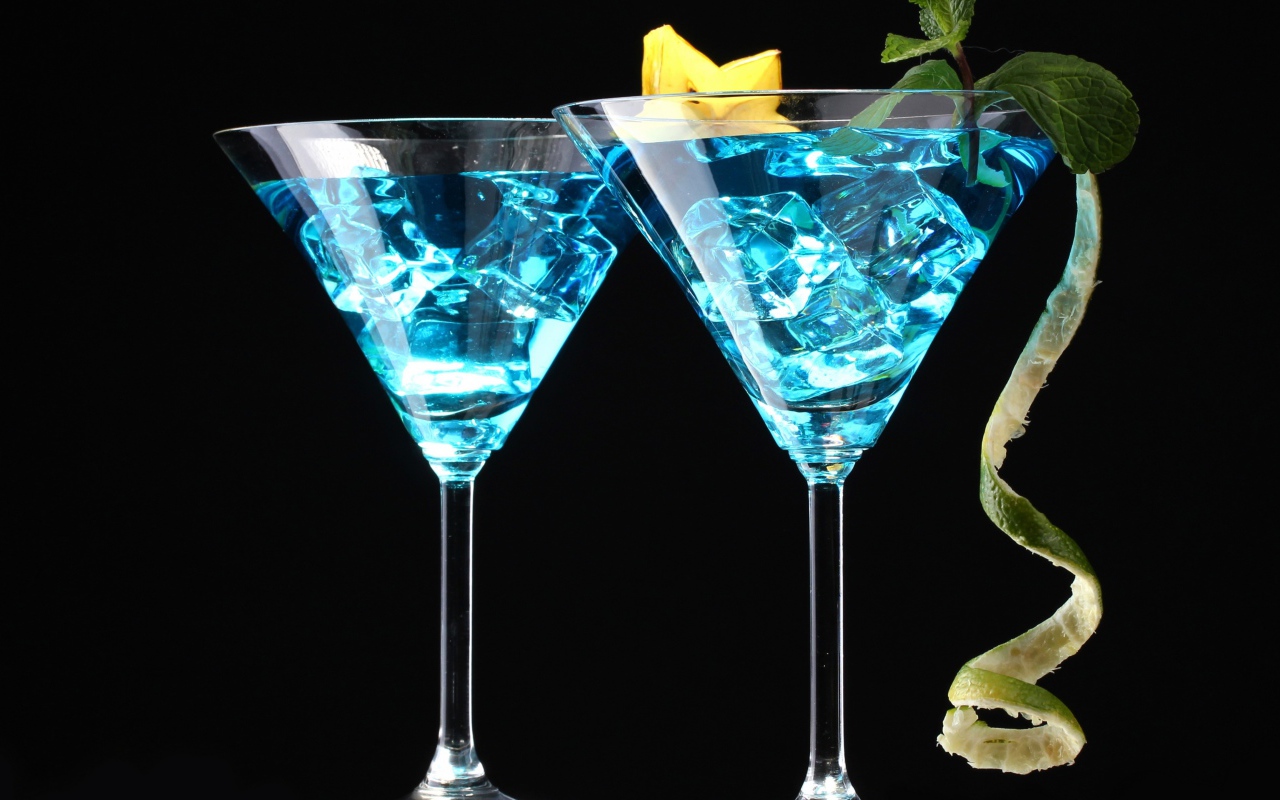 Коктейль Бомбей со льдом, лаймом и джиной на черном фоне