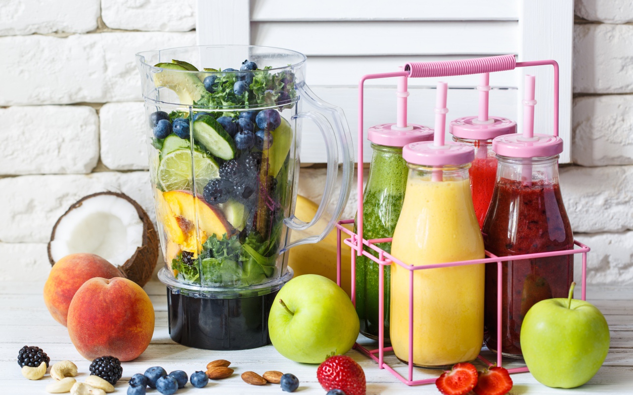 Вкусный напиток смузи в бутылках на столе