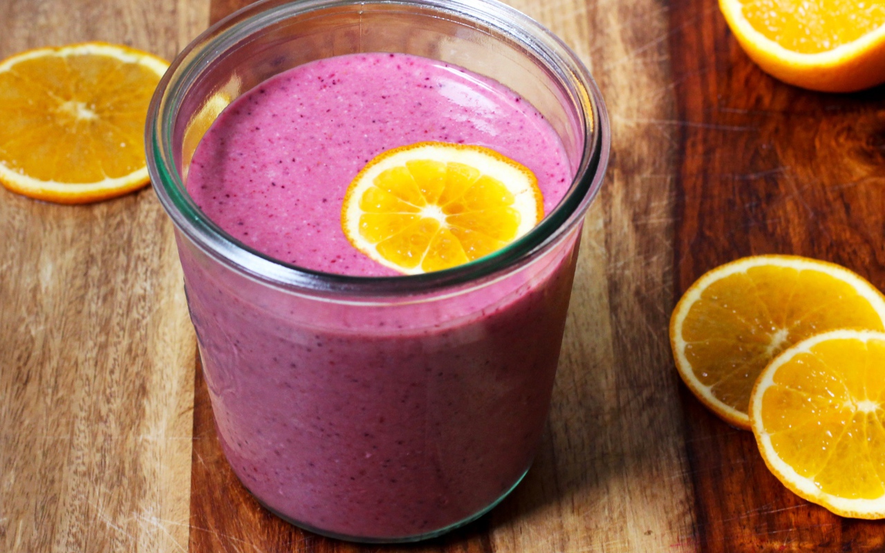 Свежий ягодный смузи с кусочками апельсина