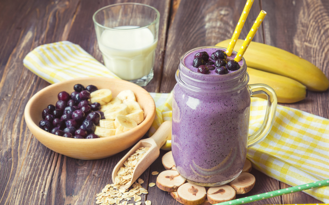 Молочный коктейль с ягодами черники и бананами 