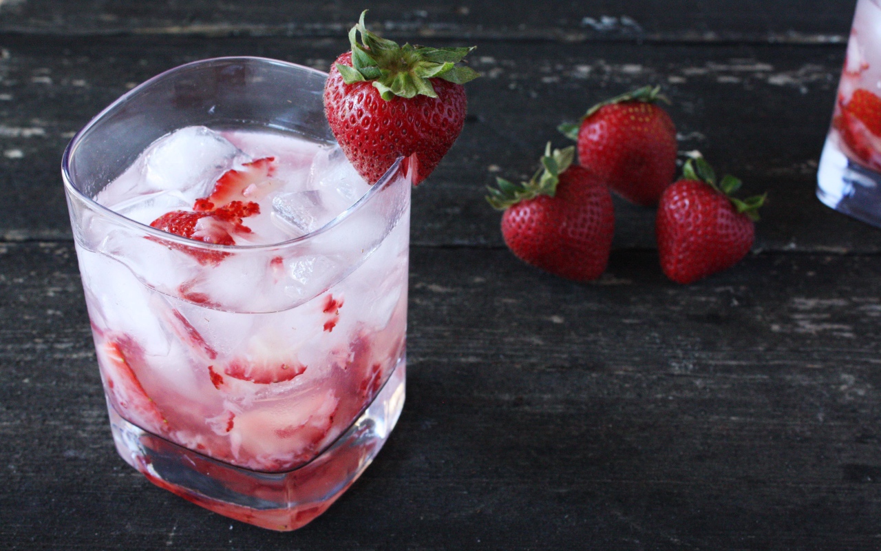 Клубничный коктейль в стакане со льдом