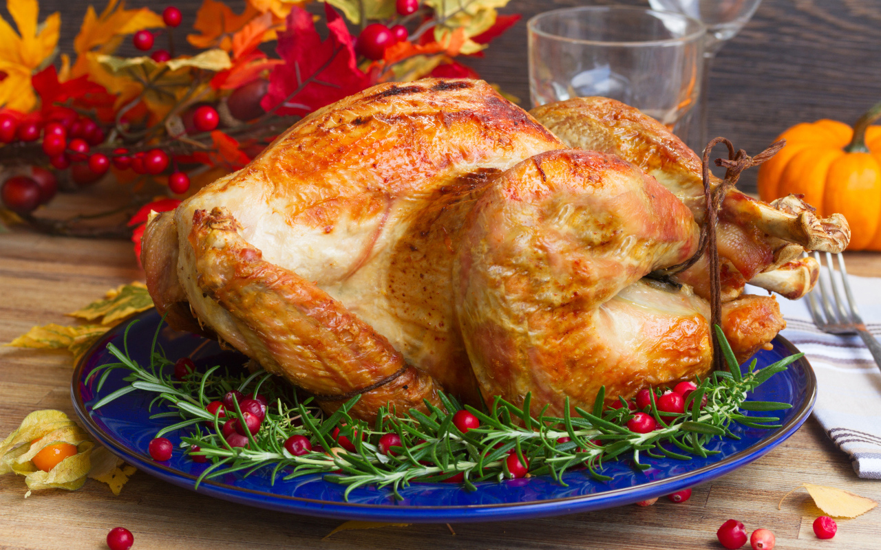 Аппетитная запеченная курица на блюде 