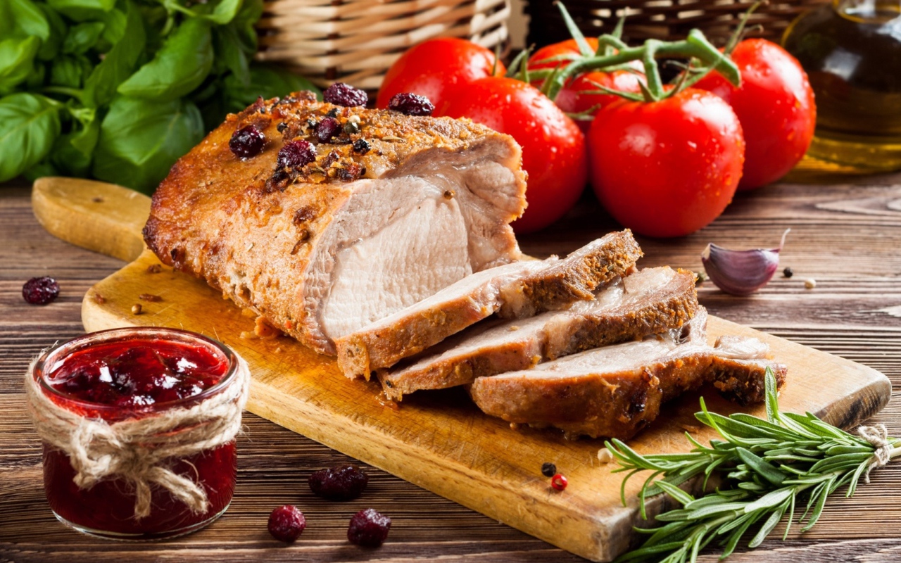 Аппетитный сочный кусок мяса с овощами 