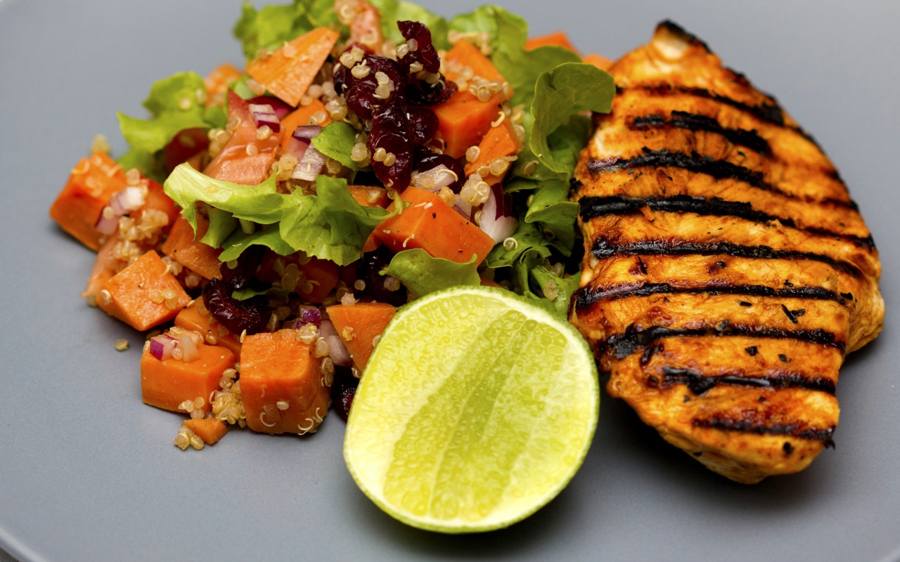 Аппетитный кусочек жареной курицы гриль на тарелке с овощами