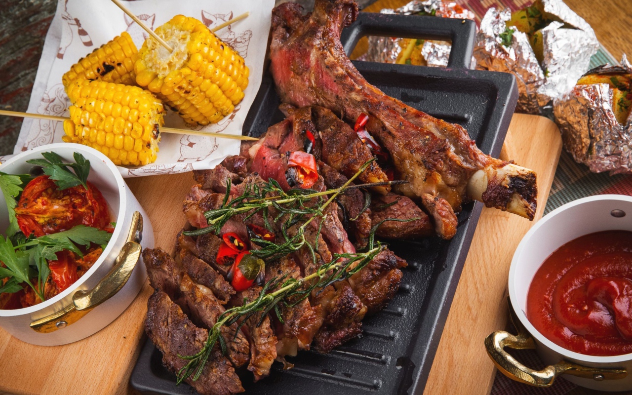 Запеченное мясо с кукурузой и кетчупом на столе