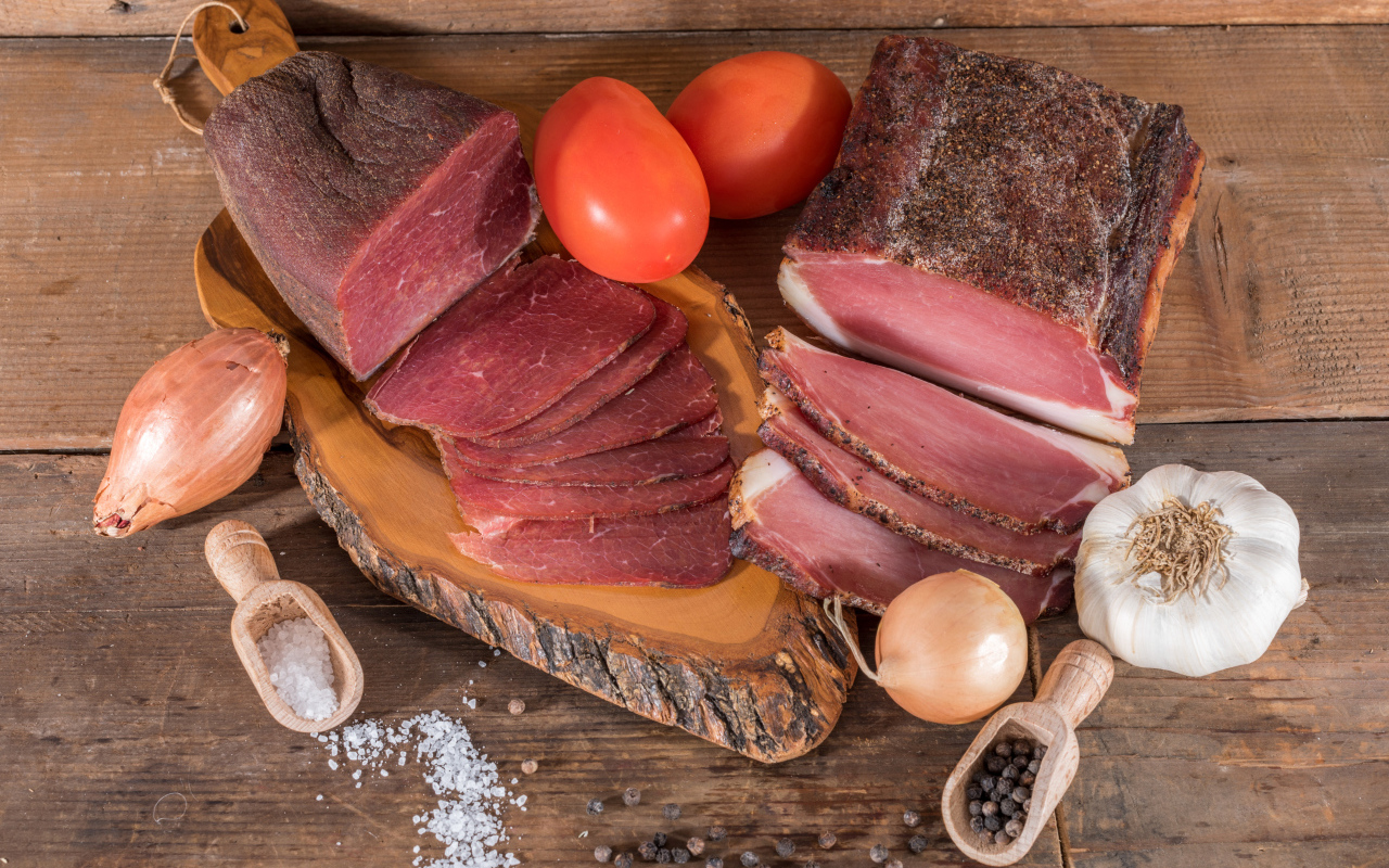 Вкусное вяленое мясо со специями на разделочной доске