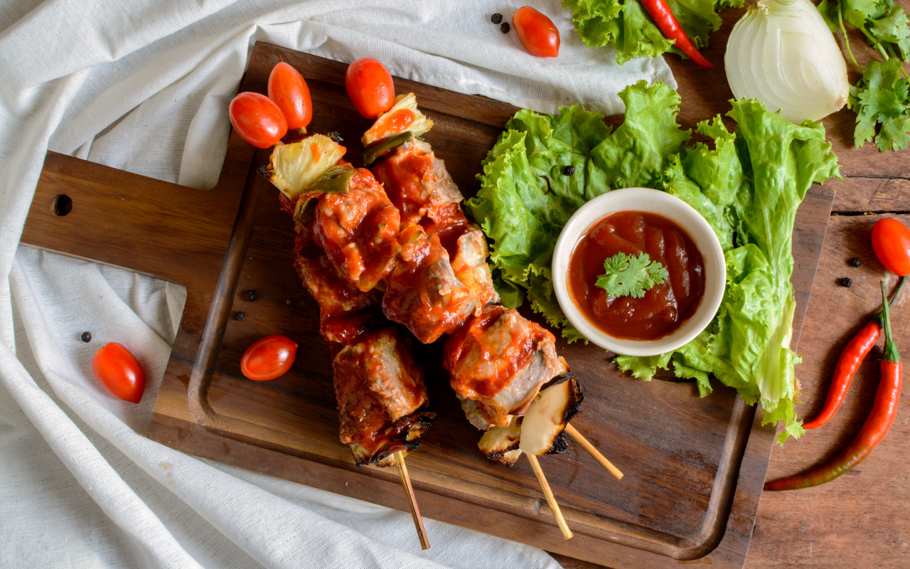 Шашлык на шпажках с томатным соусом  