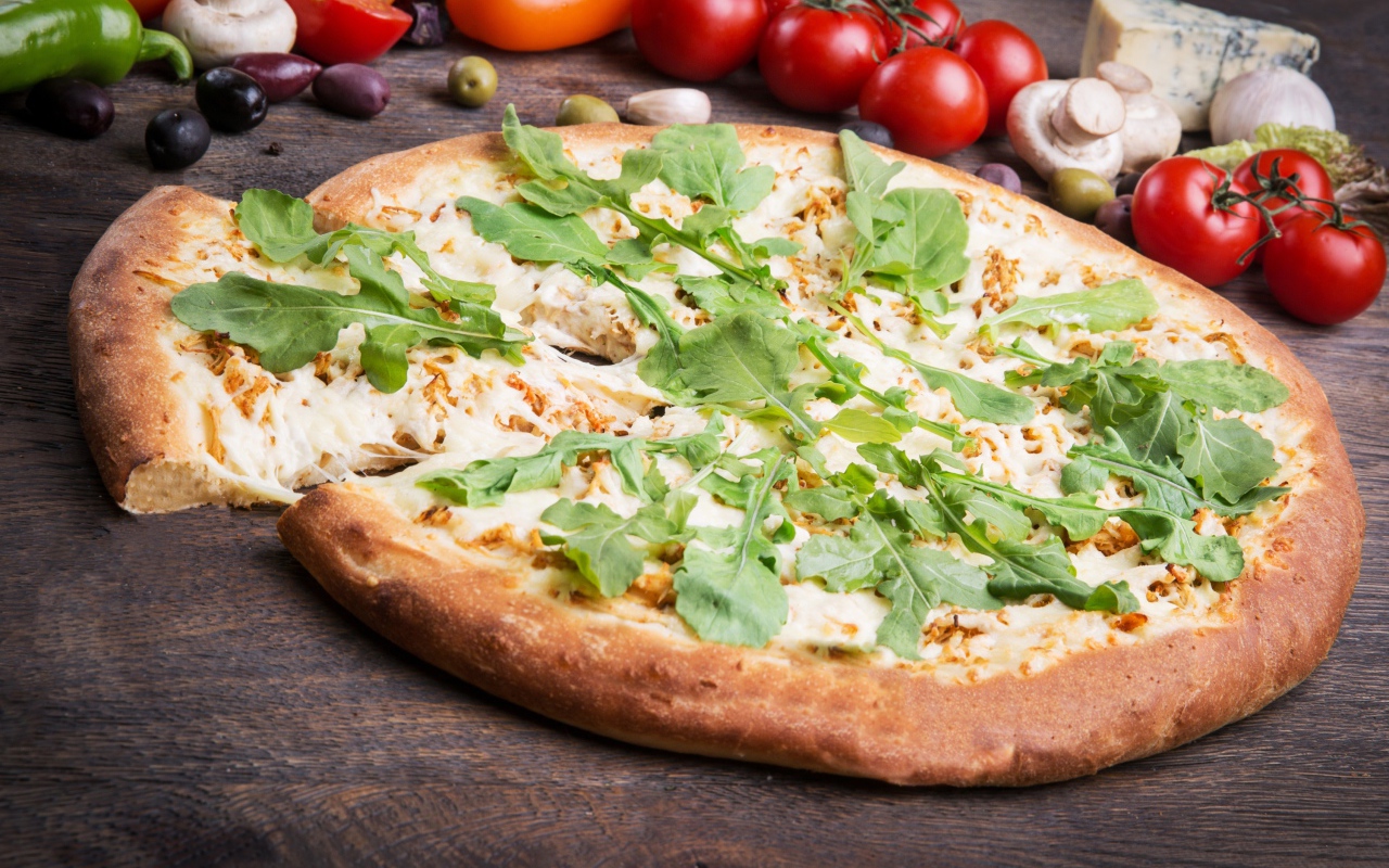 Румяная пицца с сыром,  томатами и зеленью 