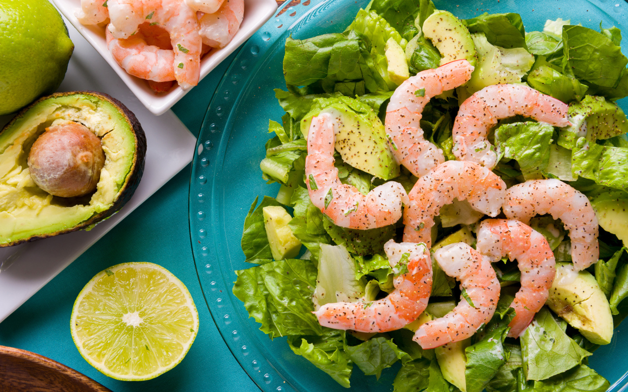 Вкусный салат с авокадо, лимоном  и креветками 
