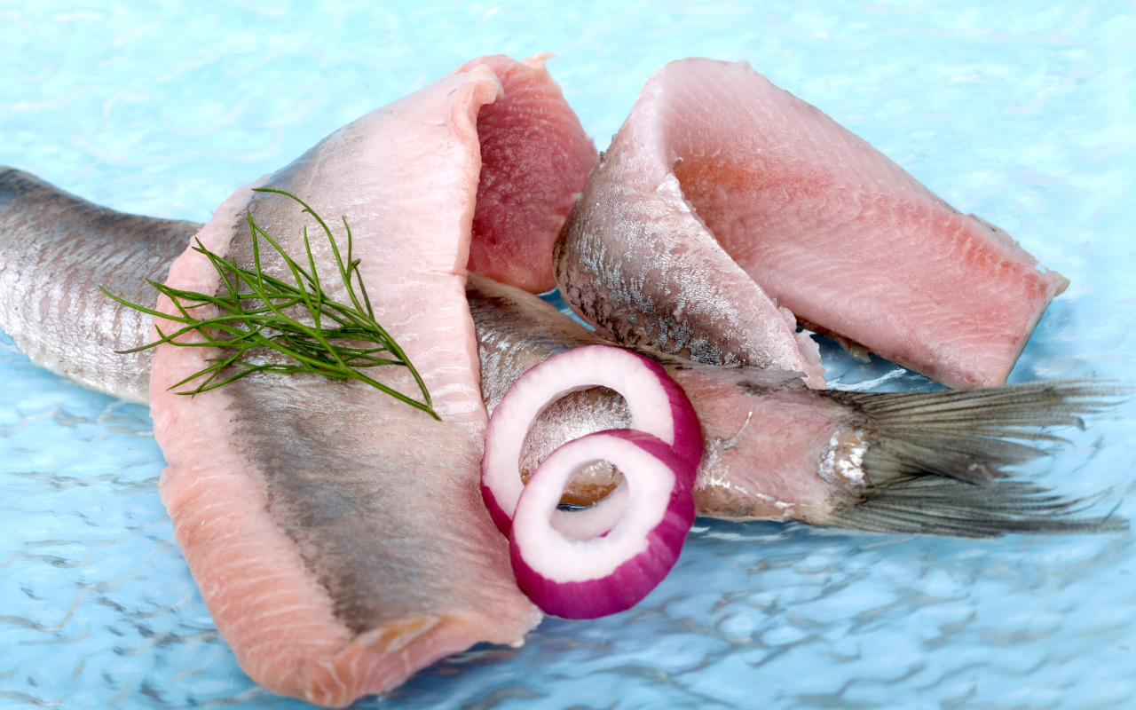 Филе сельди с кольцами лука и зеленью укропа